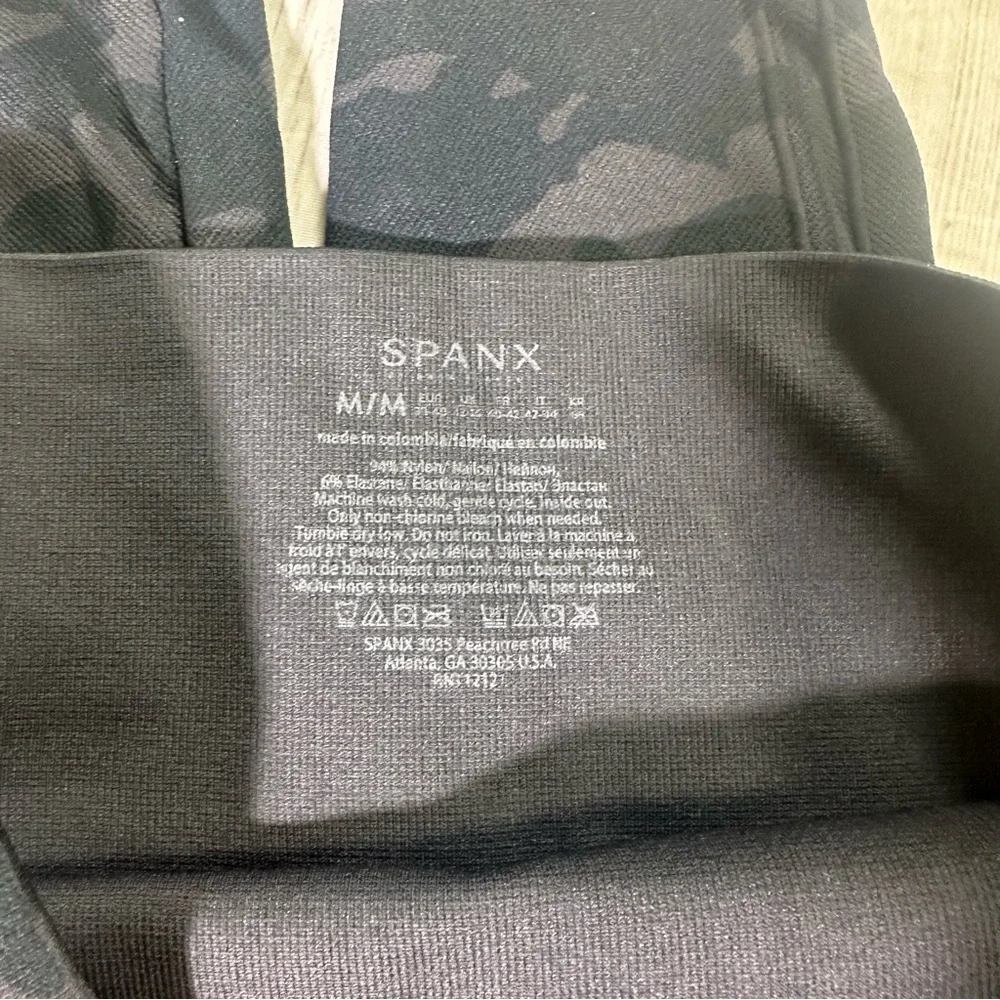 Women’s Spanx Seamless Shaping Leggings Black Camo Size‎ Medium